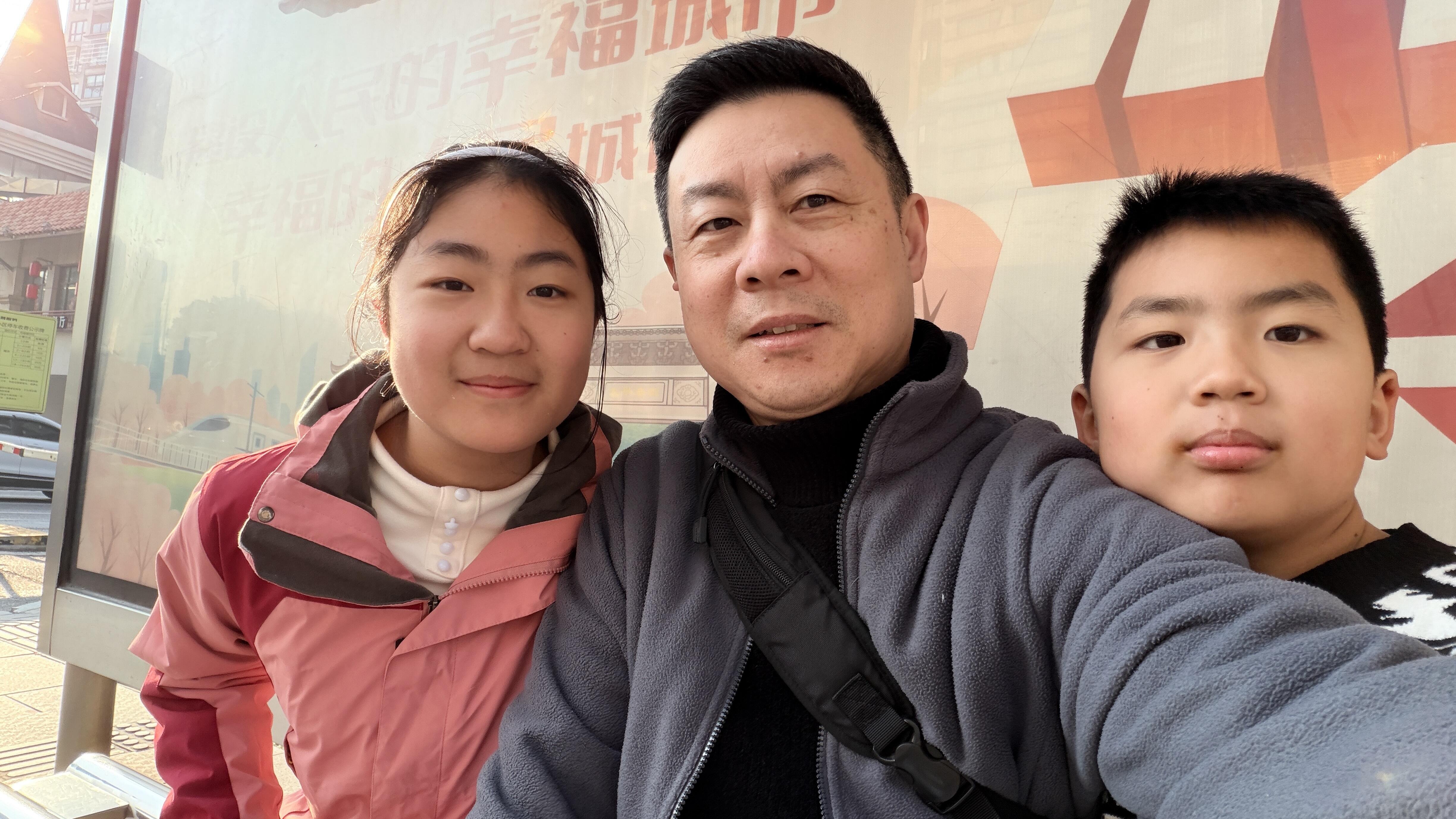 我们在公共汽车站候车